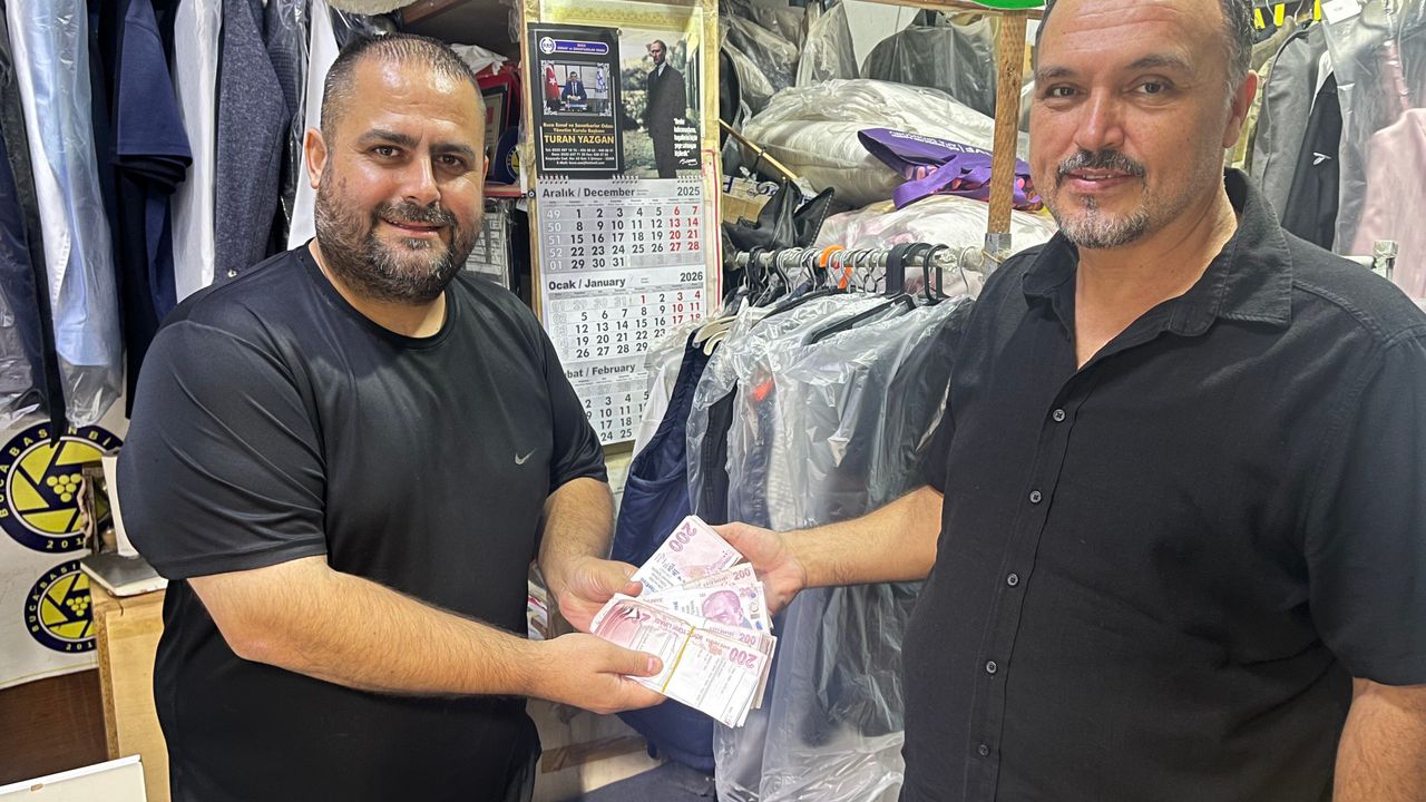 İzmir'de temizlik yapan esnaf, yanlışlıkla aldığı parayı sahibine teslim etti
