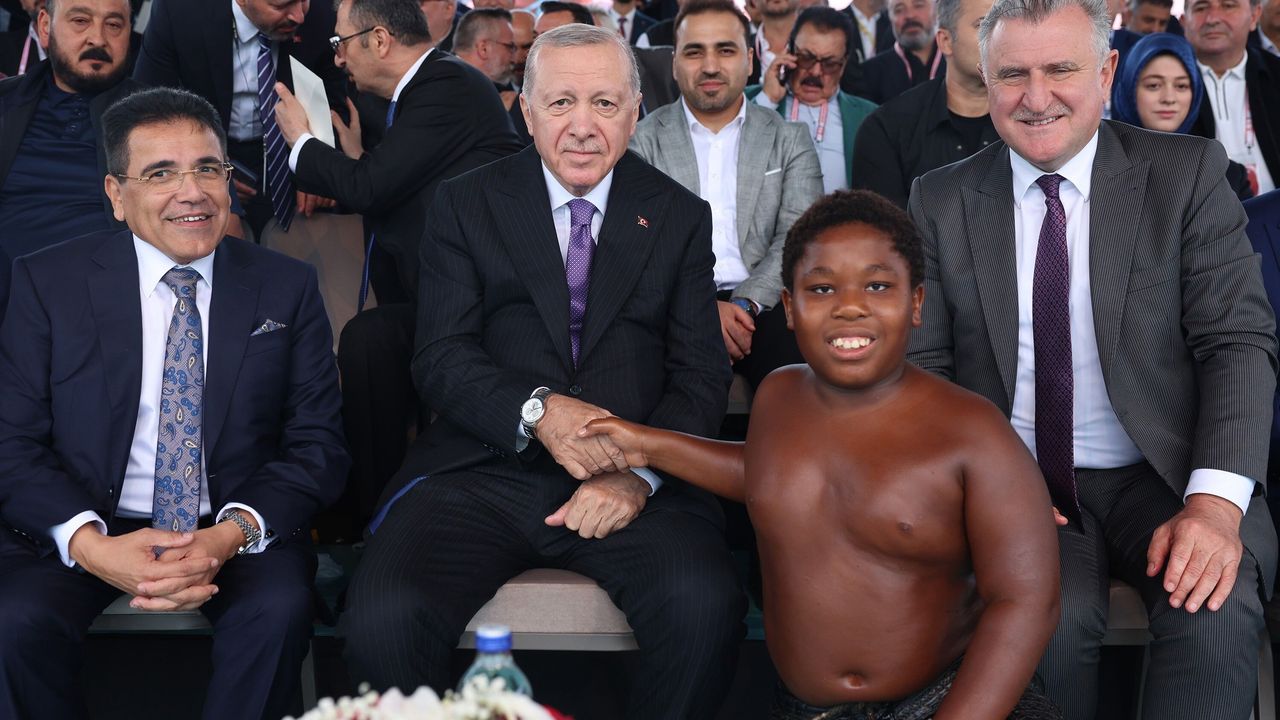 11 yaşındaki Tanzanyalı güreşçi “Arap Osman”, Erdoğan’la buluştu: "Bana 'Bunu yenebilir misin?' dedi"