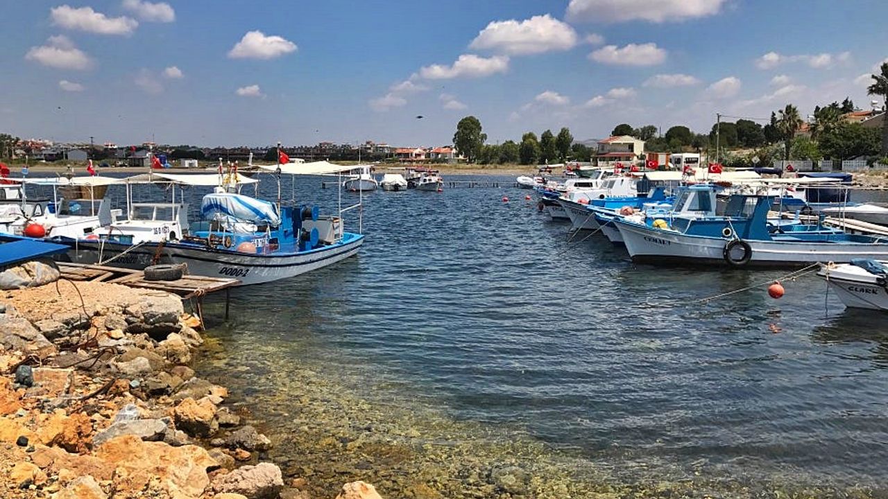 Akarca Plajı: İzmir Seferihisar’da Mavi Bayraklı, Sakin ve Berrak Bir Sahil