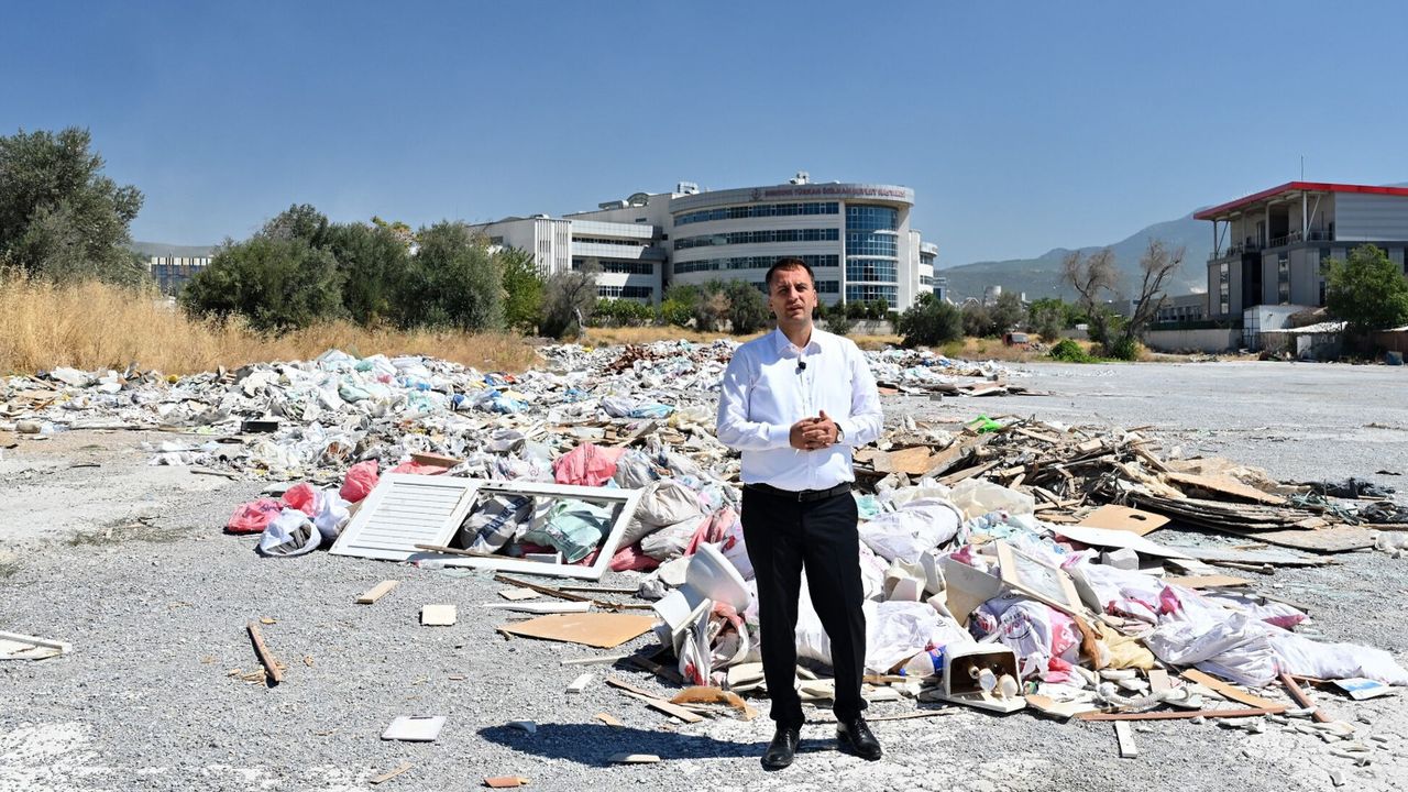 Bornova’da kaçak moloz dökümlere kamera takibi