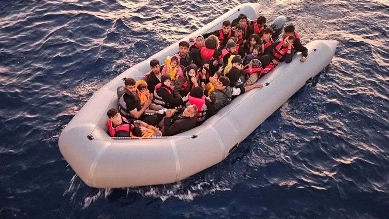 Urla’da sürüklenen bottaki 20 düzensiz göçmen kurtarıldı