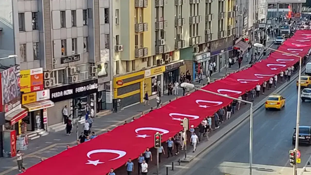 İzmir 9 Eylül sabahına Zafer Yürüyüşü ile başladı