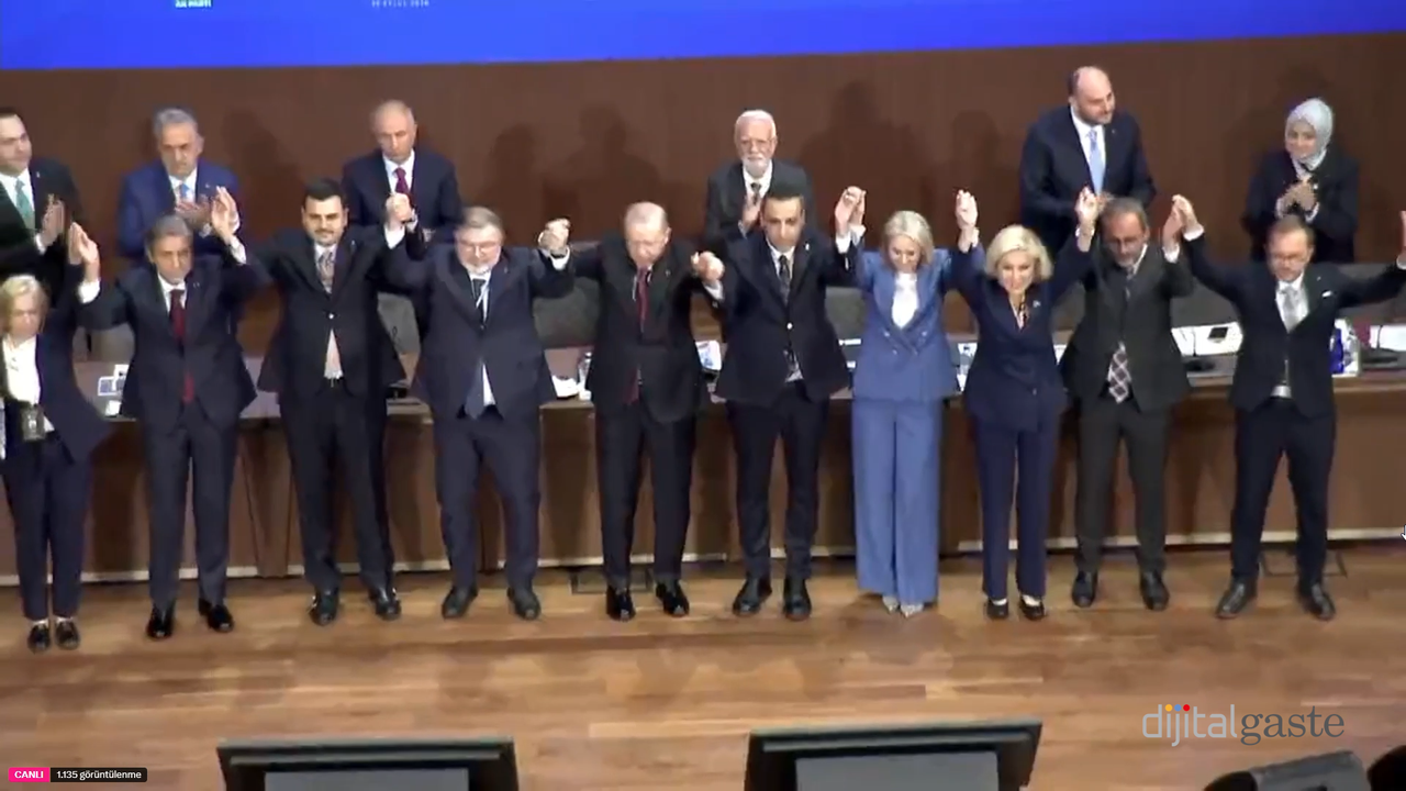 9 belediye başkanı AK Parti'ye katıldı; rozetlerini Cumhurbaşkanı Erdoğan taktı.