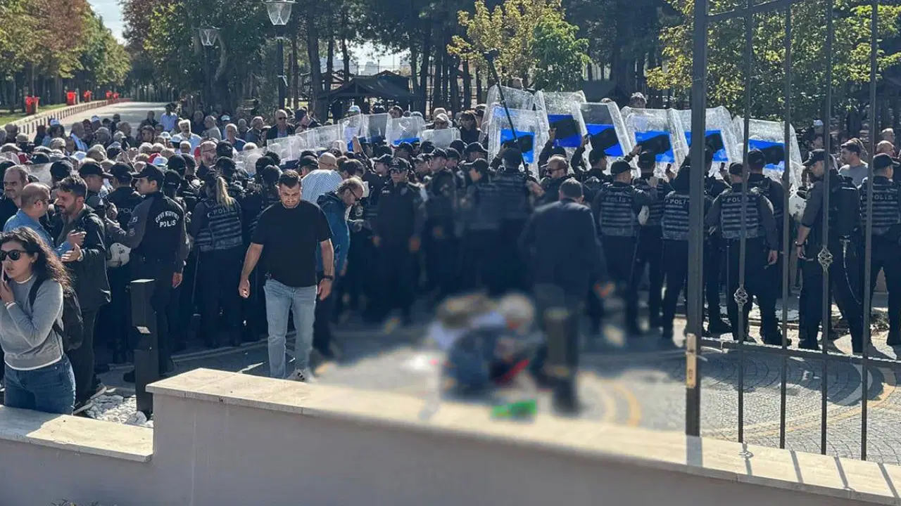 AYM önündeki eylemde emekli polis memuru intihar girişiminde bulundu