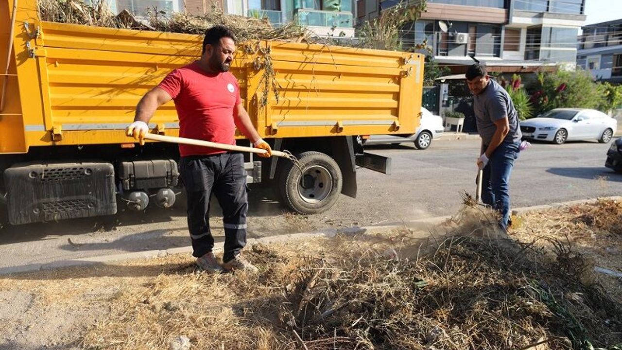 Menderes Belediyesi 44 mahallede atık temizliği yaptı