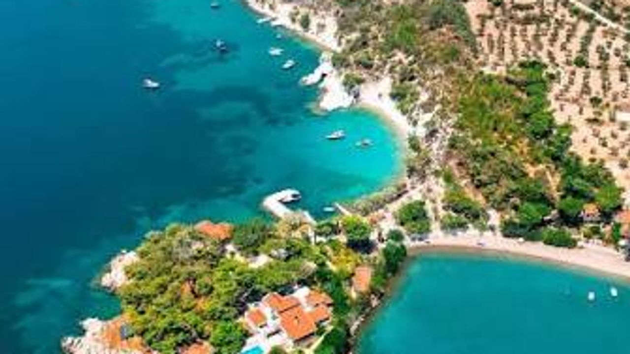 Foça'nın Karakum Plajı, Mavi Bayraklı denizi ve geniş kumsallarıyla ziyaretçilerini çekiyor