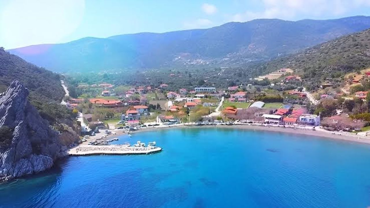 Seferihisar’da Gemi Suyu Mevkii Halk Plajı, turkuaz deniz ve sakin atmosferiyle ziyaretçilerini karşılıyor