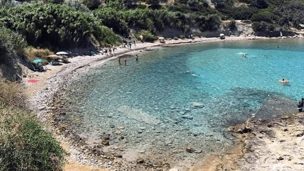Akvaryum Plajı: Ürkmez'de berrak sular ve doğal sahil görünümü