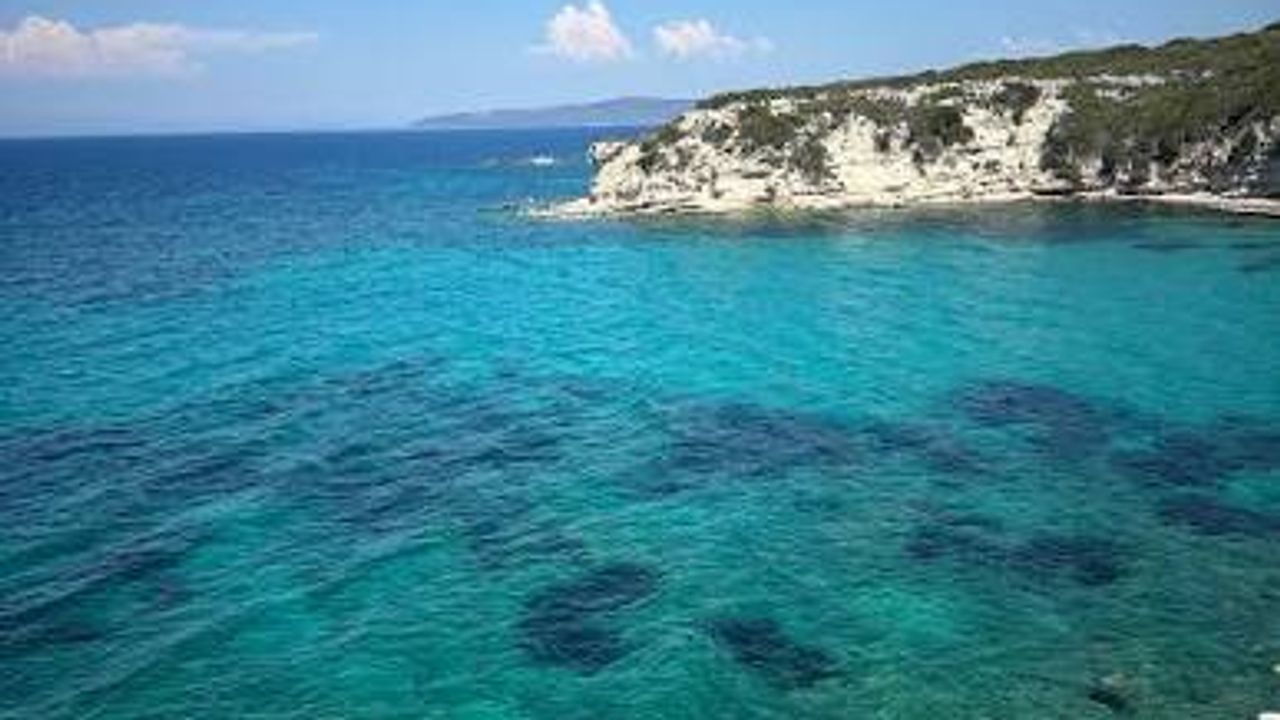 Karaburun'un Ardıç Plajı: Geniş kumlu sahili ve berrak deniziyle Mavi Bayrak kazandı