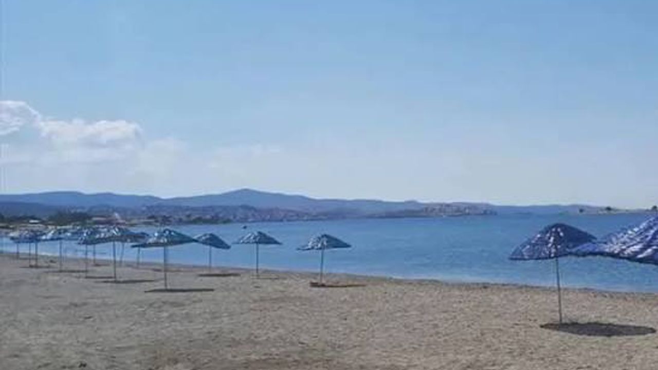 İztur-Sertur Sitesi Önü Plajı: Seferihisar Akarca’da Mavi Bayraklı Halk Plajı