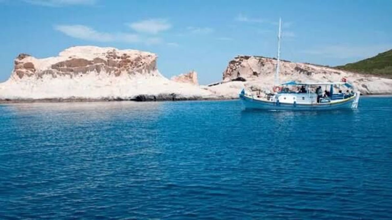 Foça'nın berrak denizleri ve doğal koyları yaz aylarında ilgi görüyor