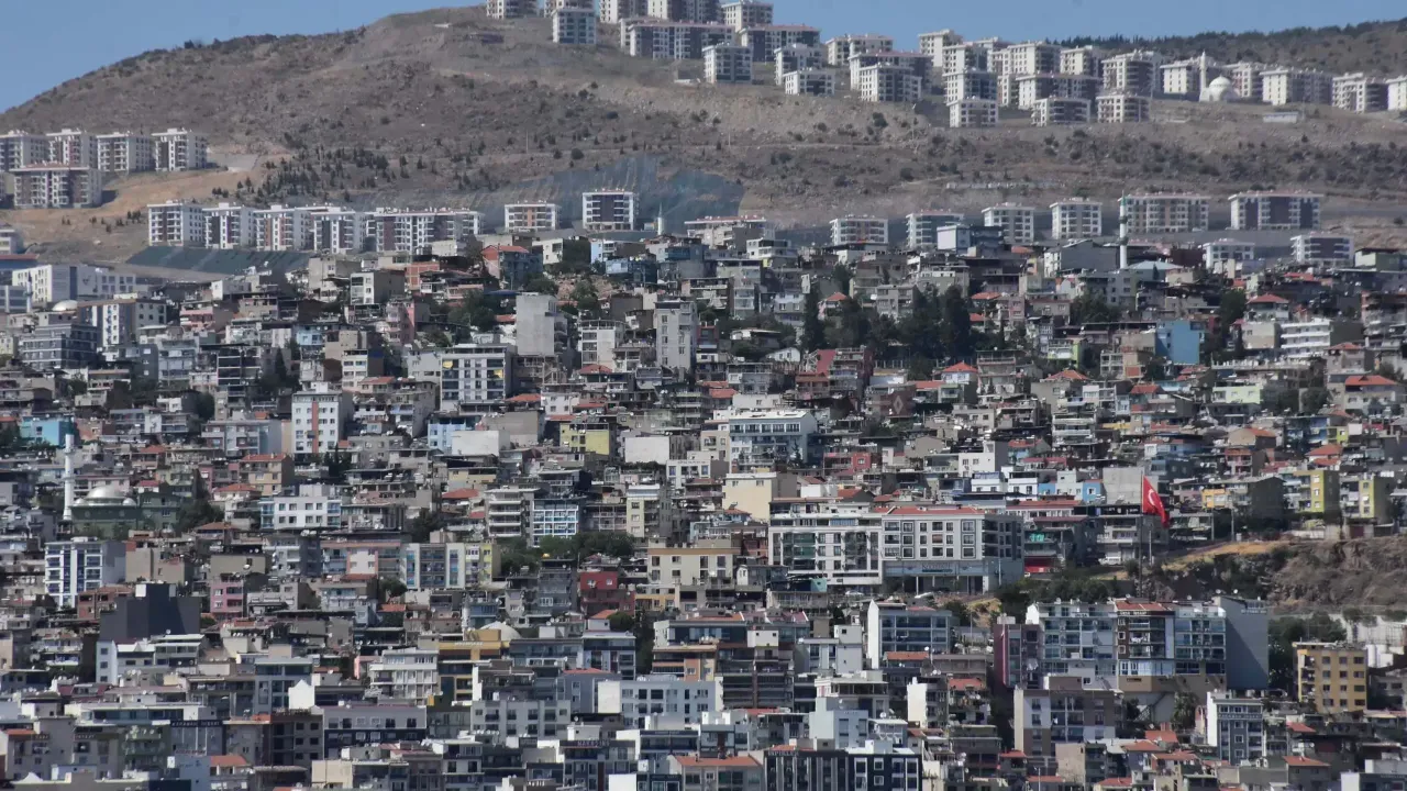 İzmir'de riskli yapıların dönüşüm süresi uzatılıyor