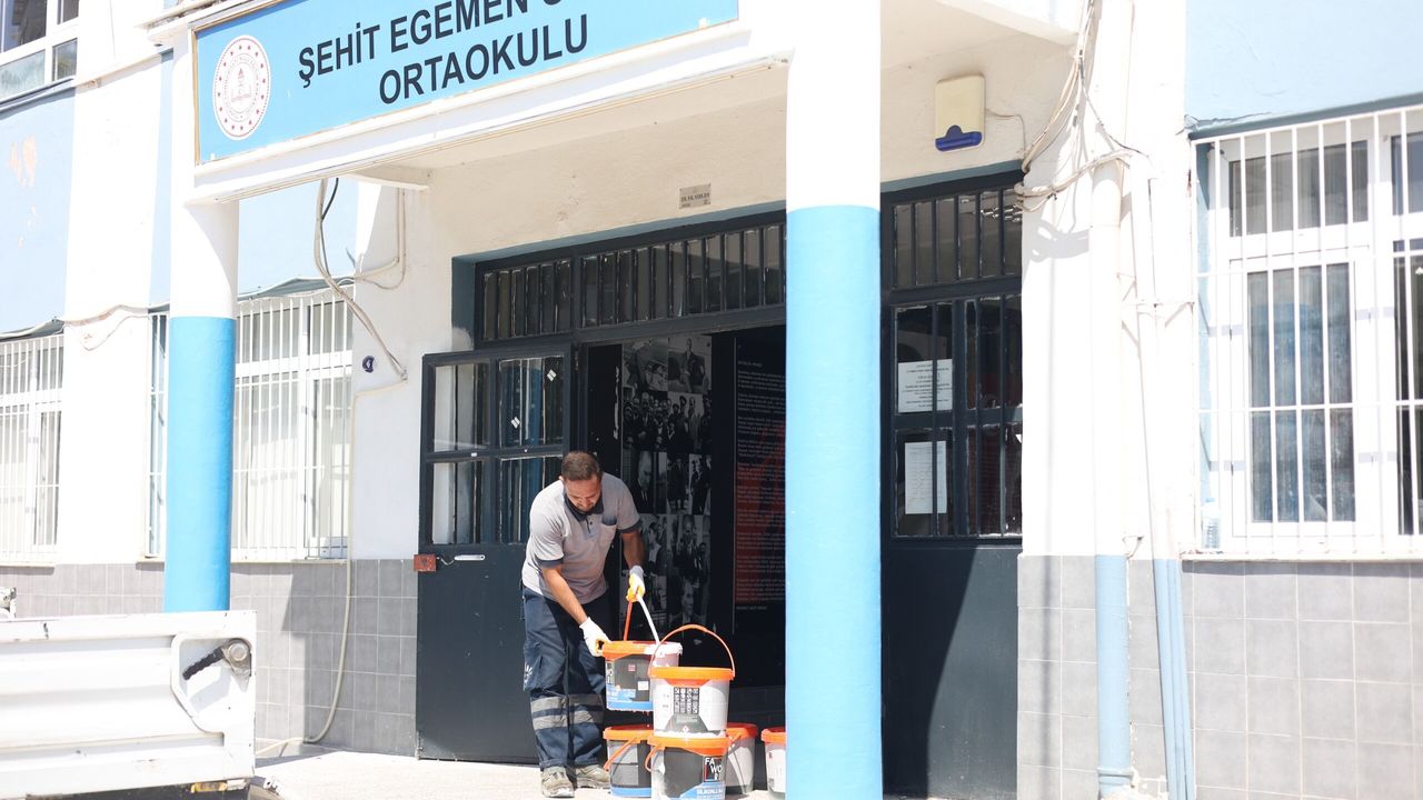 Karabağlar Belediyesi, Okullara Bakım ve Boya Desteği Sağlıyor