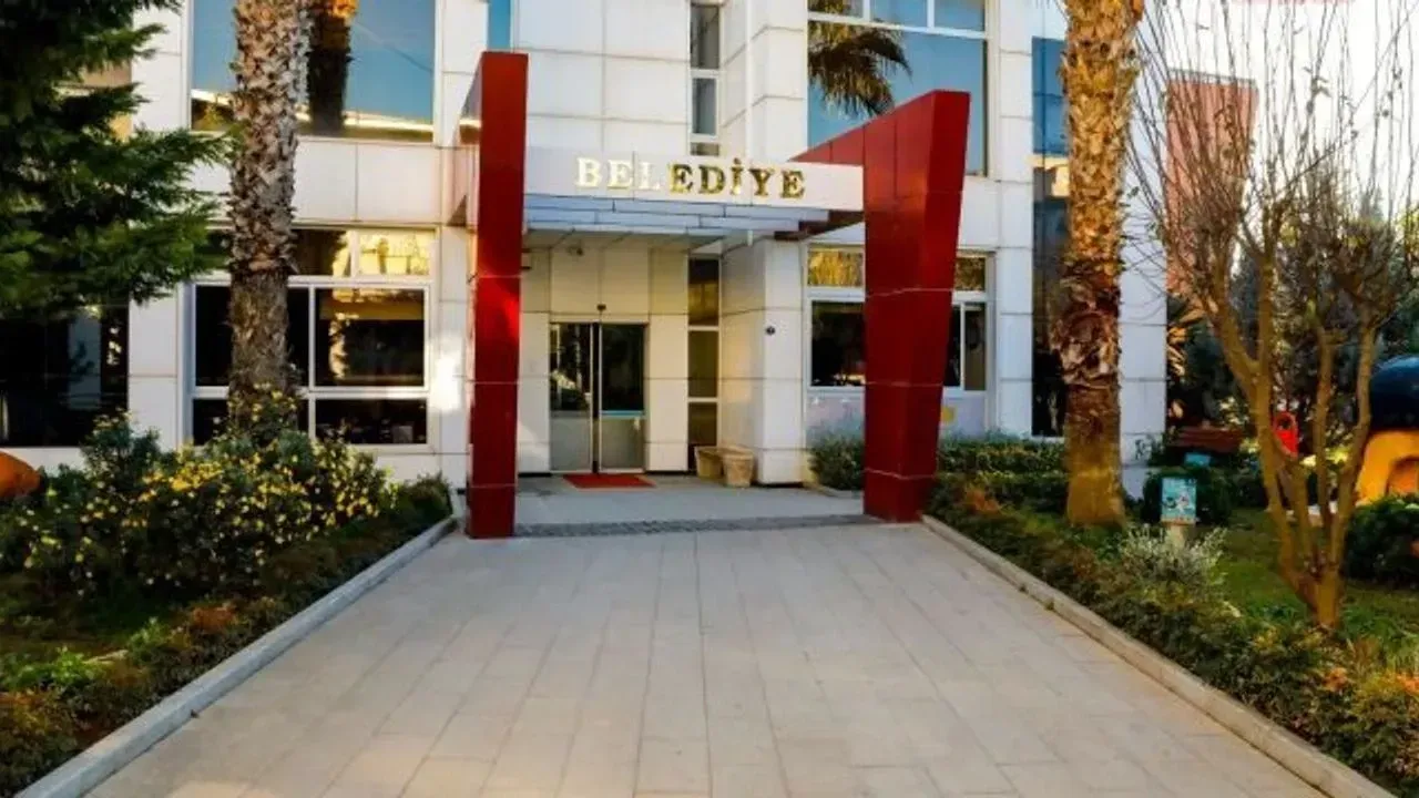 Seferihisar Belediyesi rüşvet soruşturmasında 2 şoför adliyeye sevk edildi