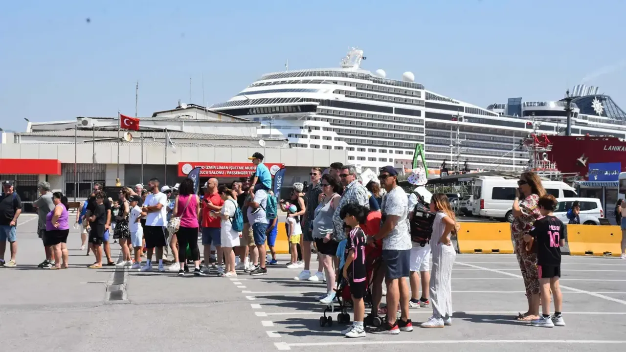 İzmirli vekilden dikkat çeken uyarı: Turizm gemisi su almaya başlıyor