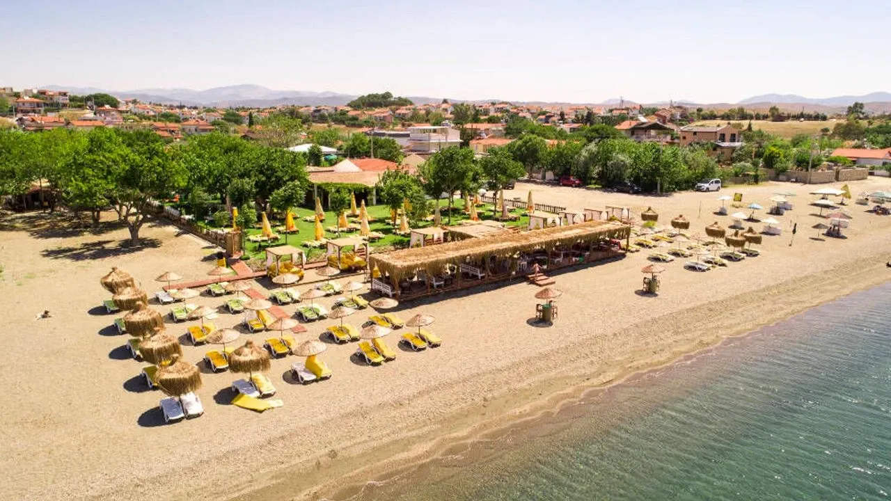 Ürkmez Sağlık Ocağı Plajı: Mavi Bayraklı sahil ve erişilebilirlik imkanları