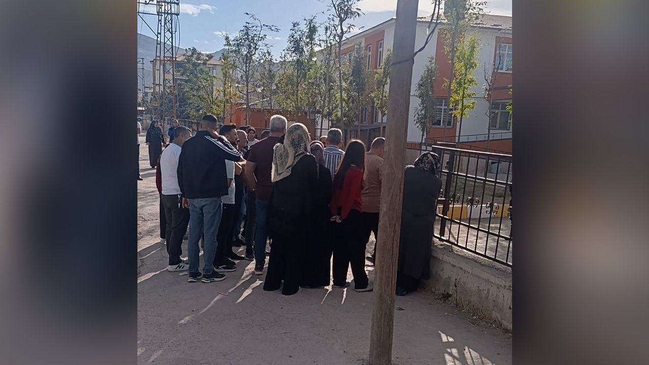Van’da okula pompalı tüfekle gelen öğrenci korku yarattı: Öğretmen ve veliler müdahale etti!