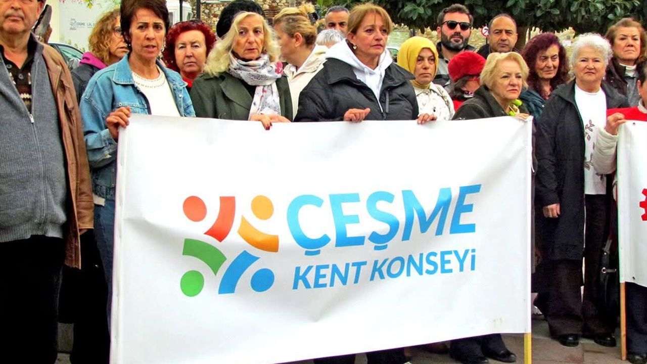 Çeşme’nin kapısına kilit vuruldu… “Halkın yolunu, halka sattılar”