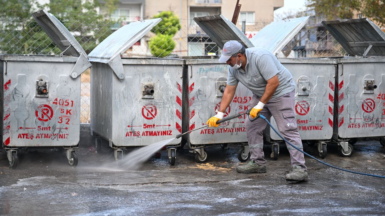 Bornova'da Dünya Temizlik Günü'nde Büyük Çaplı Temizlik Operasyonu