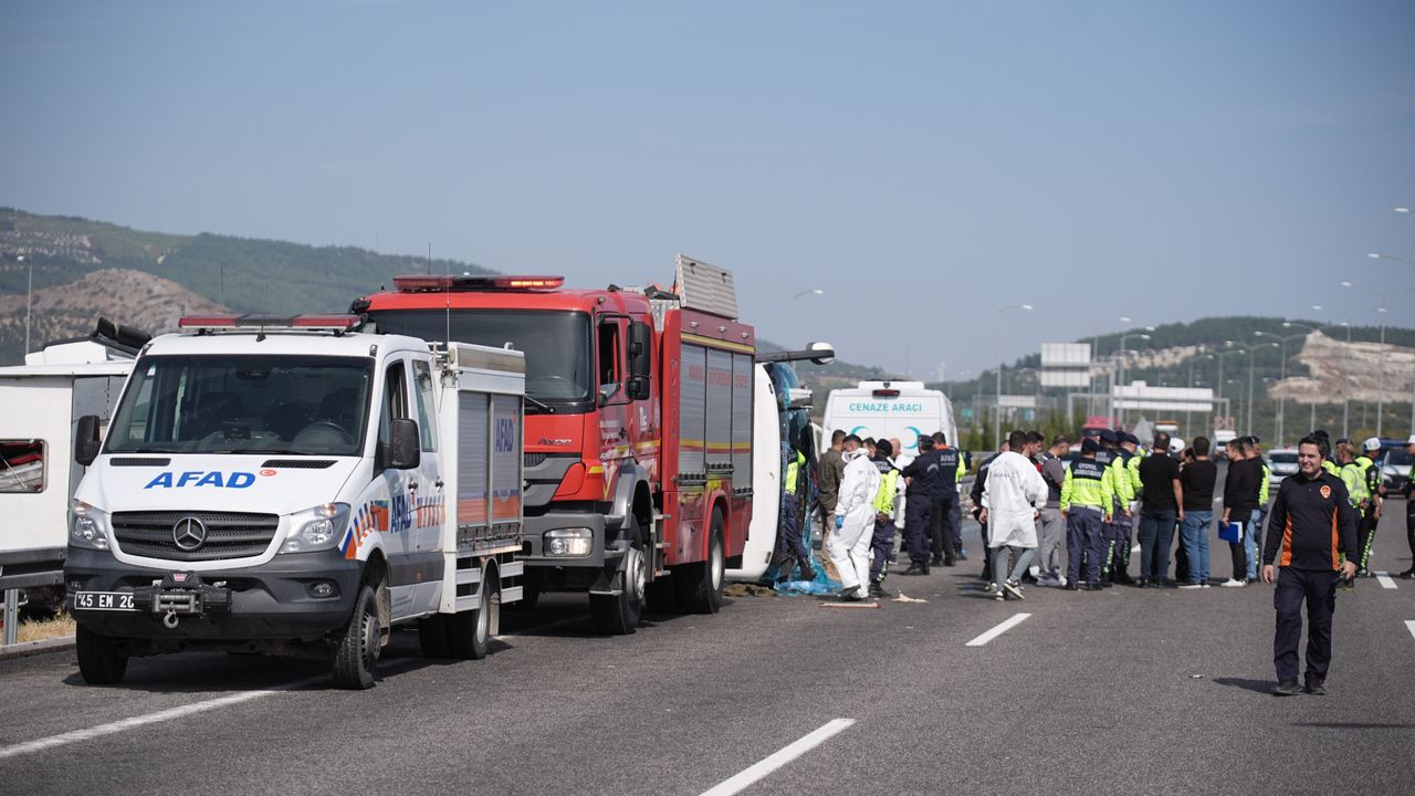 Manisa'da feci kaza: 11 kişi öldü, 27 kişi yaralandı