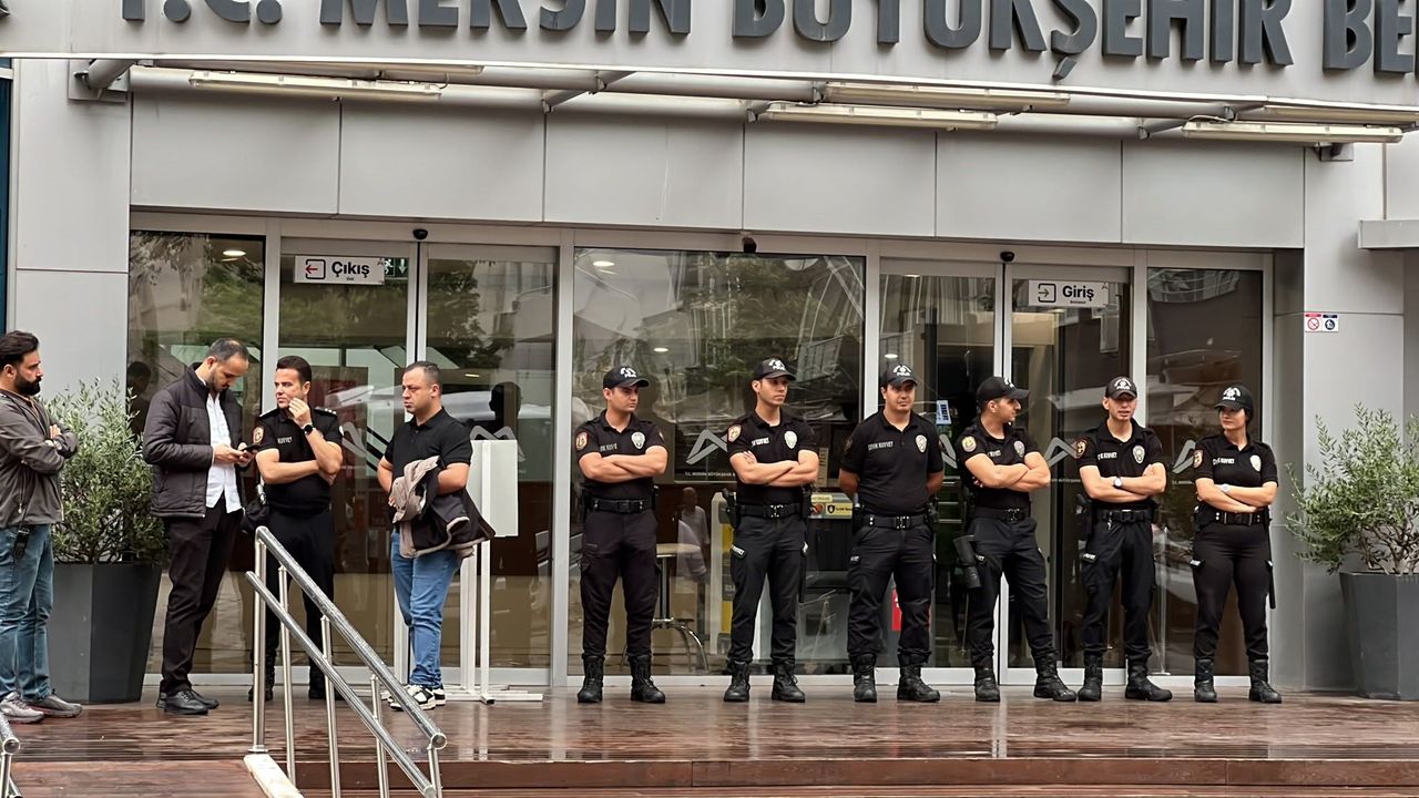 Mersin'de 3 belediyeye yolsuzluk operasyonu. Vahap Seçer gözaltına alındı