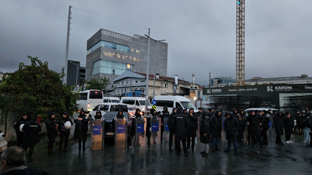 Halk TV’ye polis baskını: Yayın durduruldu, kayyum atandı!