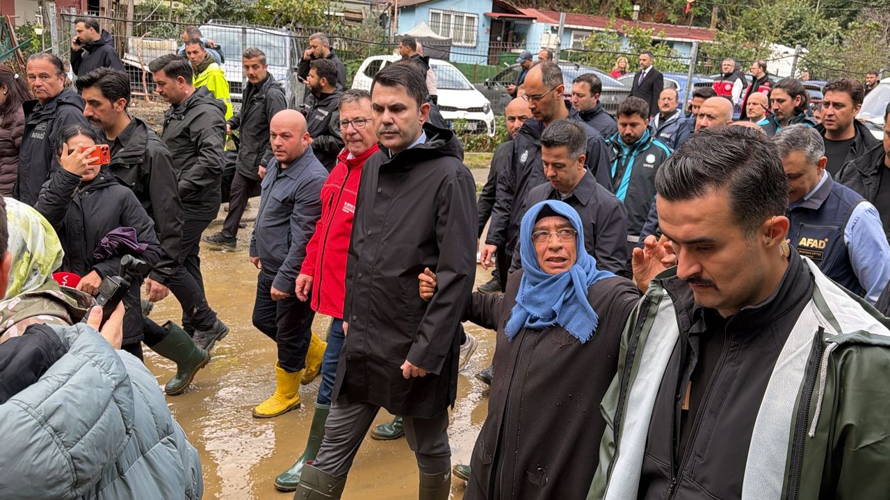 Murat Kurum’dan Özgür Özel’e sel tepkisi: “Bu olayın üzerinden siyaset yapmak acizliktir”