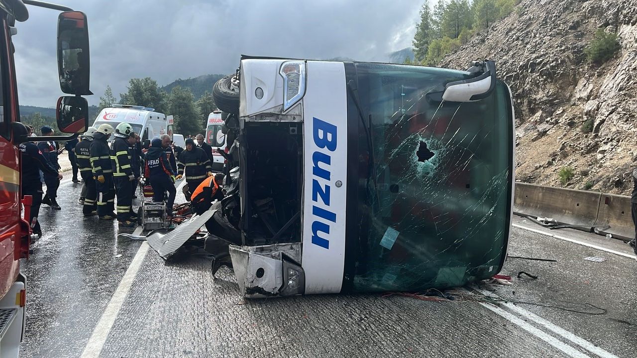 Isparta-Antalya yolunda yolcu otobüsü devrildi, yedek şoför hayatını kaybetti, 7 kişi yaralandı
