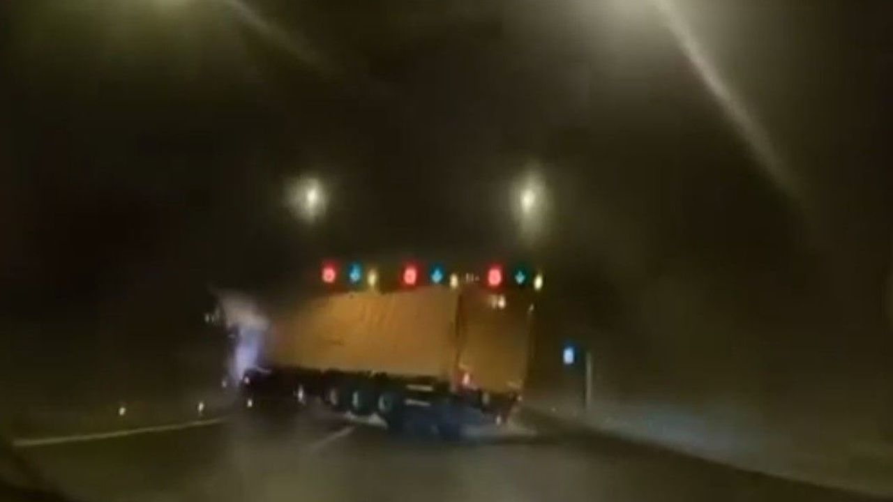 İzmir'de Tır Beton Bariyere Çarptı, Kaza Anı Kamerada