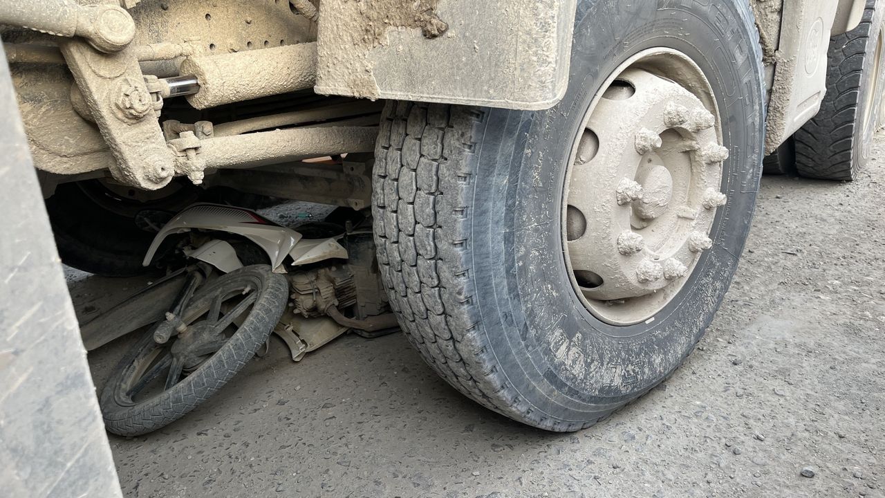 Hatay'da motosiklet sürücüsü, hafriyat kamyonunun altında kalarak feci şekilde can verdi