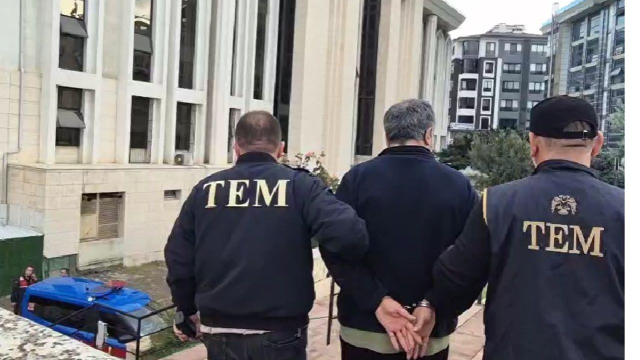 Türk bayrağına ve Atatürk'e hakaret eden öğretmen gözaltına alındı
