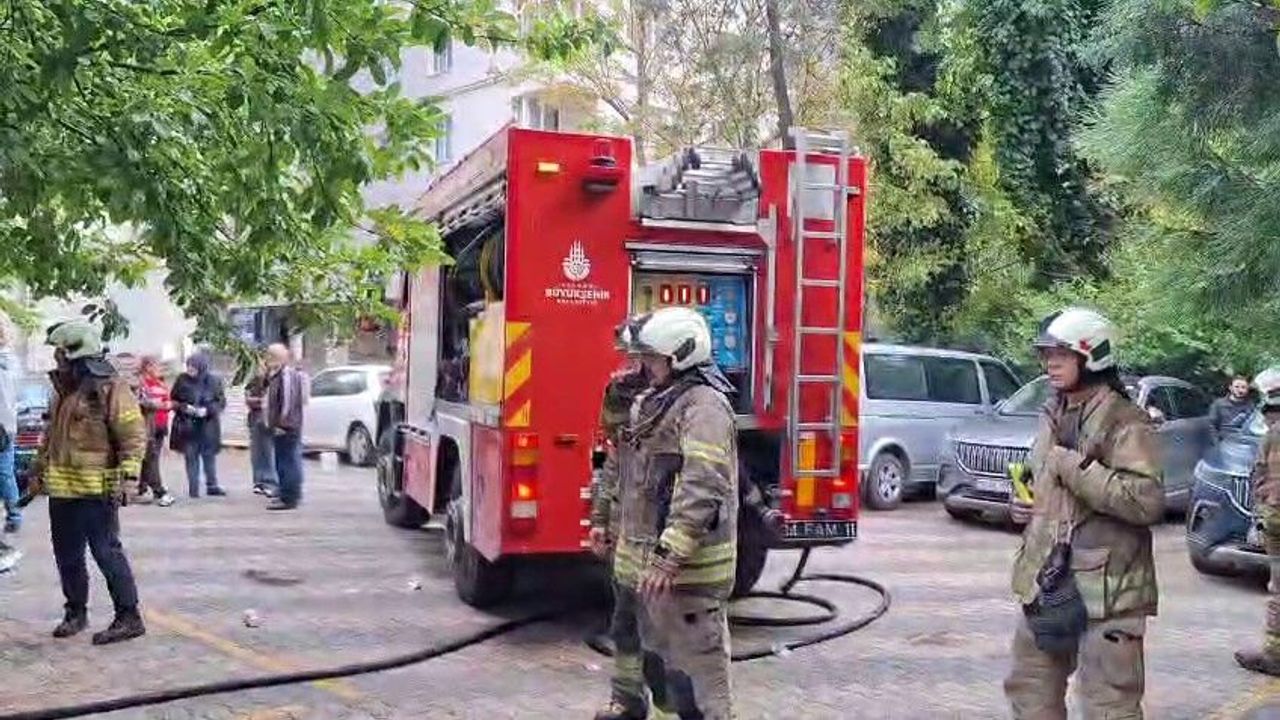 İstanbul Kadıköy'de 8 katlı binada yangın: Mahsur kalanlar var