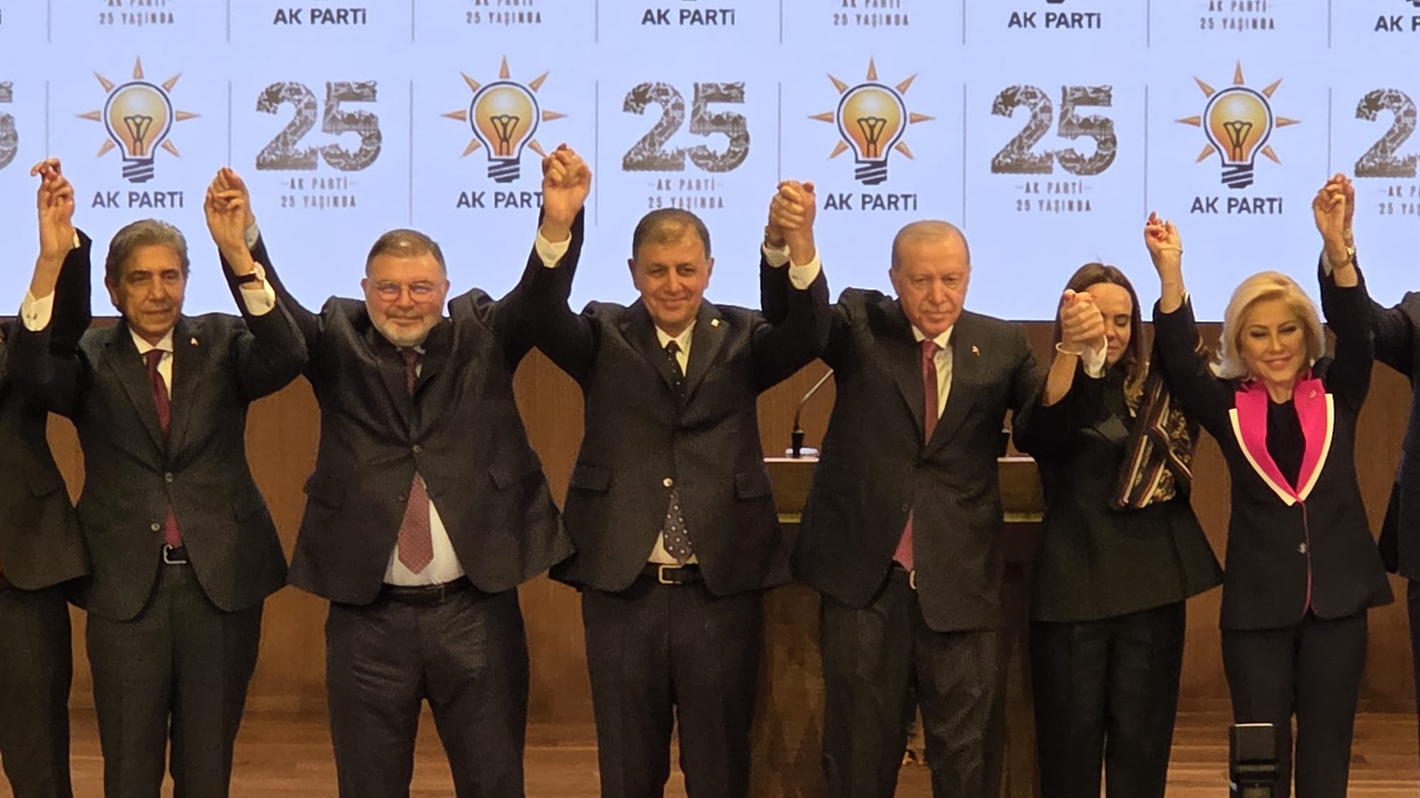 İzmir Büyükşehir Belediye Başkanı Cemil Tugay AK Parti'ye Katıldı