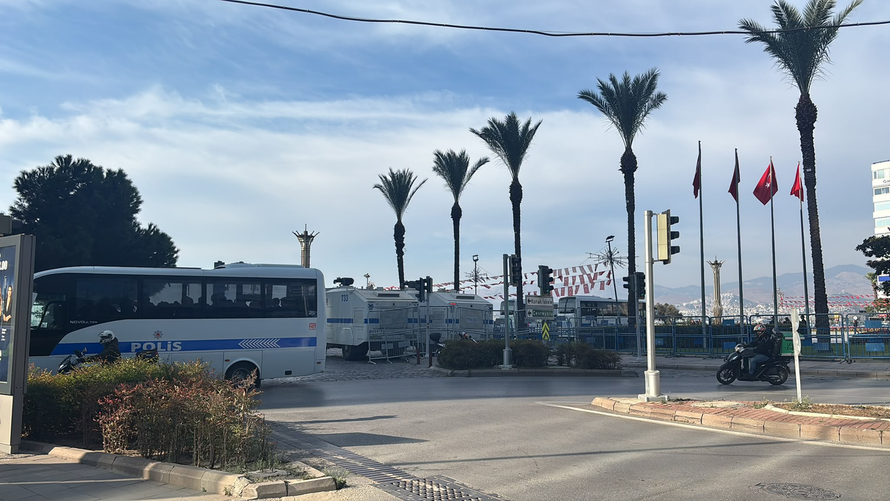İzmir'de Cemil Tugay protestosunda 10 TOMA