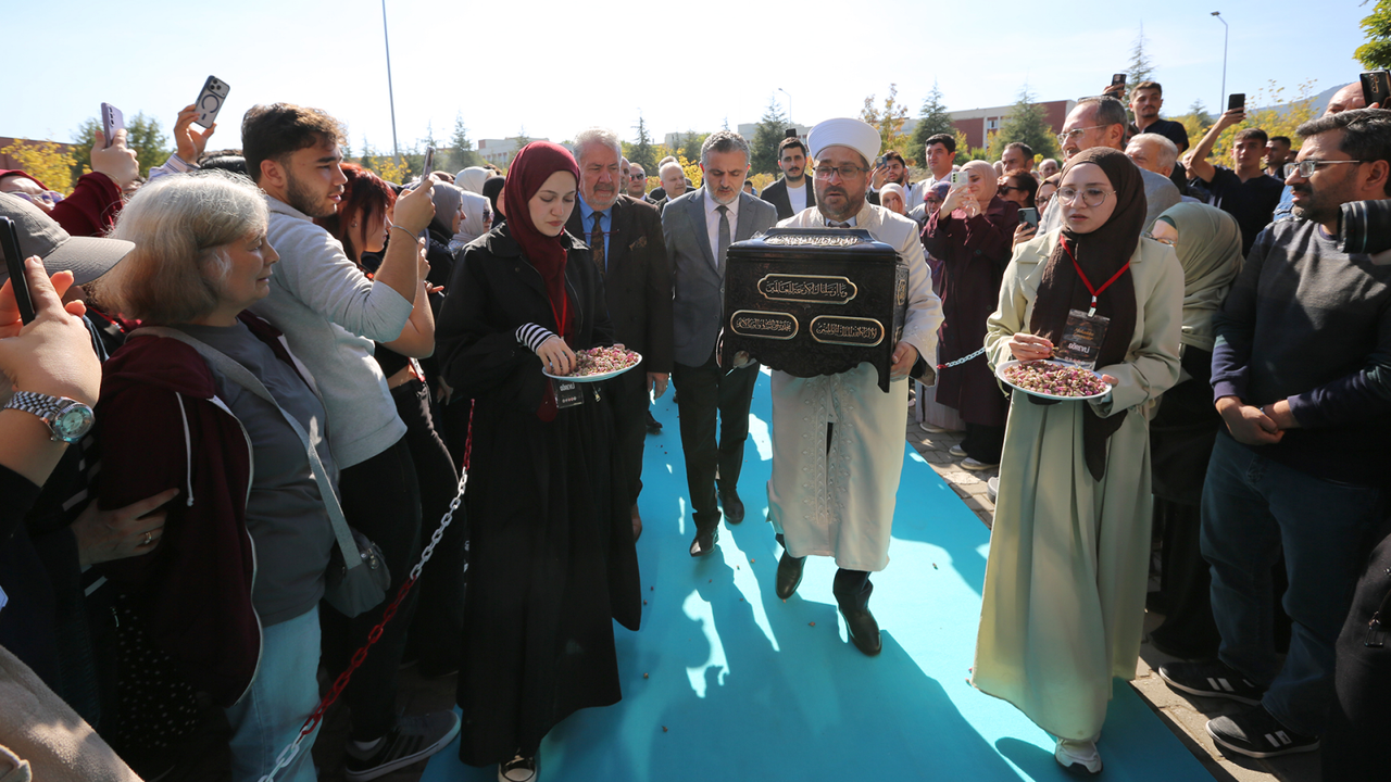 İslam tarihinin izleri Isparta'da sergileniyor: Mukaddes Emanetler Sergisi açıldı