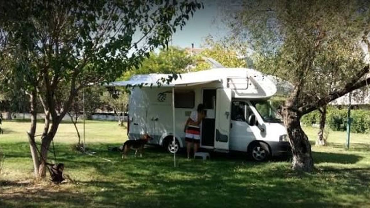Bergama Caravan Camping: İzmir’de Karavan ve Çadır Tatili İçin Doğayla İç İçe Bir Durak