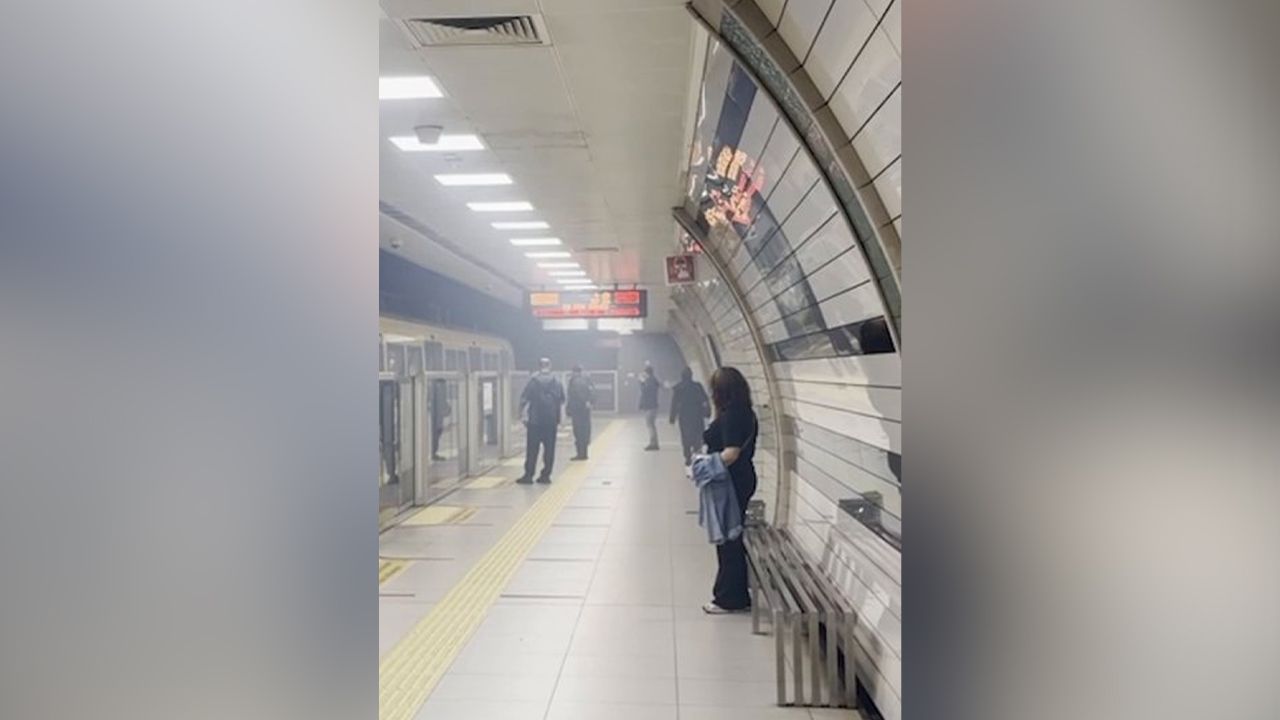 İstanbul M5 Metro Hattı'nda teknik arızadan duman: Yolcular tahliye edildi