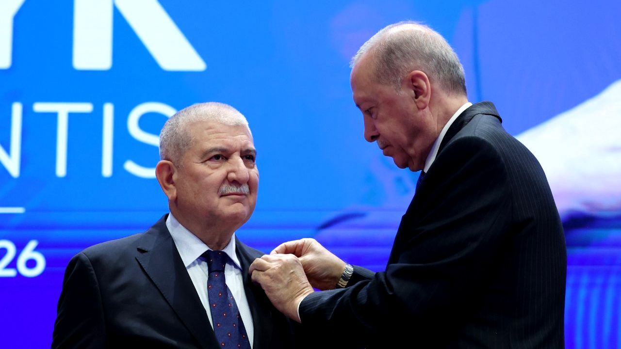 AK Parti'ye katılan Bursa Milletvekili Kani Torun'a rozet takıldı