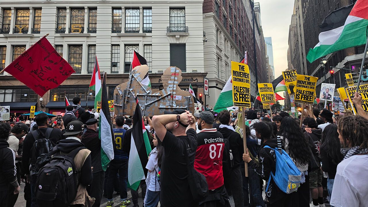 New York'ta binlerce kişi Gazze için yürüdü: 'Amerika, İsrail'e yardımı kes!'