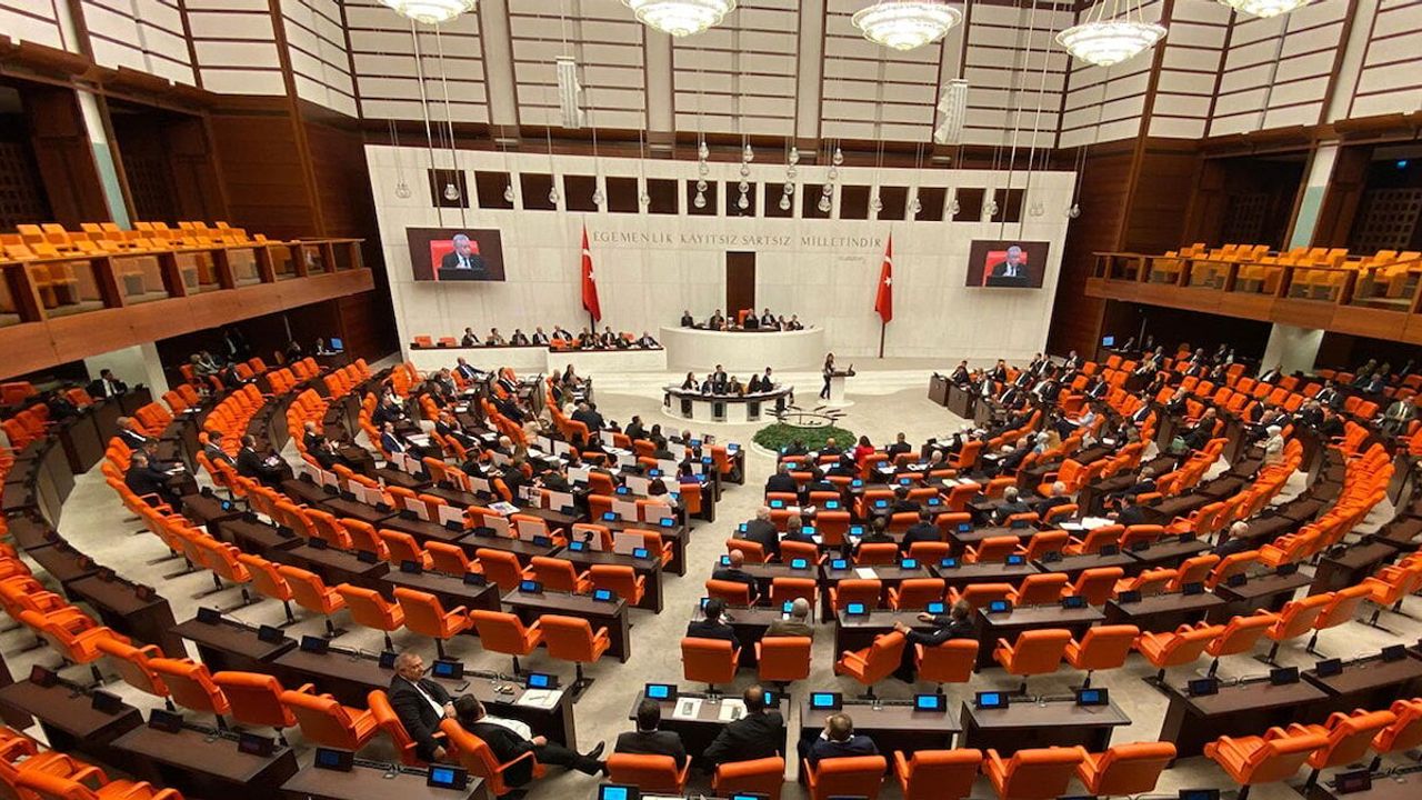 İzmir'deki yangın faciasına ilişkin Özlem Zengin: Her şeyi paraya bağlıyorsunuz