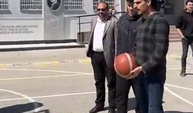 Liseli gençler görme engelli öğretmenlerine basket attırdı! Video sosyal medyada gündem oldu