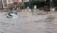 İstanbul'daki yağmur sonrası araçlar sular altında kaldı! Vali Davut Gül uyardı...