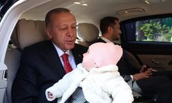 Erdoğan, bir bebeği makam aracına alıp sevdi! Ailesine 'İlk çocuğun mu?' diye sordu