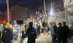 Depremde hasar alan bina çöktü! Arama kurtarma çalışmaları başlatıldı