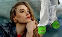 Serenay Sarıkaya'nın yeşil tüylü terlikleri dalga konusu oldu! Bakın fiyatı ne kadar?