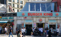 Taksim’de Burger King çalışanlarından müşteriye meydan dayağı! 3 çocuğunun yanında dövdüler