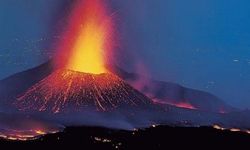 Etna Yanardağı'nda patlama! Uçuşlar durduruldu...