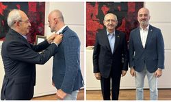 Gelecek Partisi kurucusu Özer Öztaşbaşı CHP'ye geçti: Parti rozetini Kemal Kılıçdaroğlu taktı