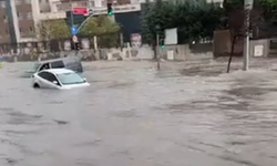 İstanbul'daki yağmur sonrası araçlar sular altında kaldı! Vali Davut Gül uyardı...