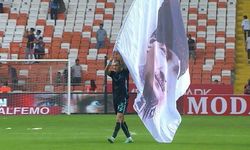 Futbolcu Yusuf Erdoğan maç sonrası Atatürk bayrağı ile sahayı turladı